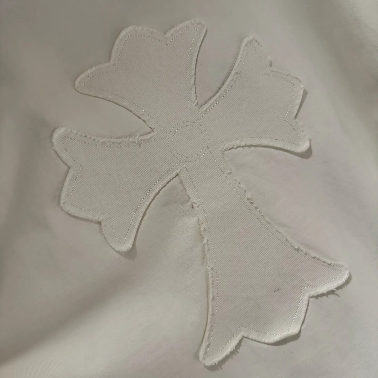 🅿️350 [Strict quality control] CH Crow Heart's new appliqué embroidered long-sleeved sweatshirt T-shirt. Heavy 340g double yarn fabric. Wash the whole garment twice. Frayed and torn on all four sides. Heavy fabric. The neckline is made of icy Salona. Loose fit. Deep, wide and stylish. No deformation or shrinkage. Color: 3 colors, black, white and gray. Size: M-2xl